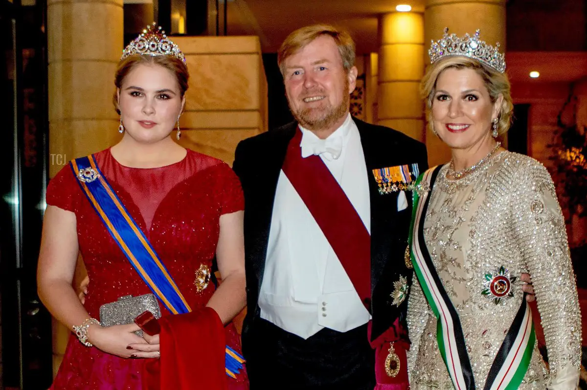 La Principessa di Orange e il Re e la Regina dei Paesi Bassi lasciano il loro hotel per il banchetto che celebra il matrimonio del Principe Ereditario Hussein e della Principessa Rajwa di Giordania ad Amman, 1 giugno 2023 (Albert Nieboer/DPA Picture Alliance/Alamy)