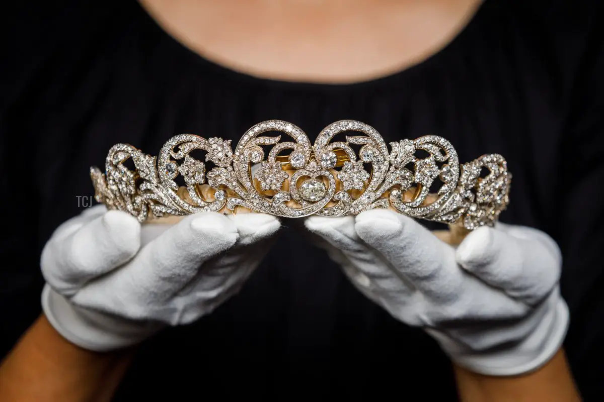 La Tiara Spencer, indossata dalla Principessa Diana nel giorno delle sue nozze, è in mostra da Sotheby's il 27 maggio 2022 a Londra, Inghilterra