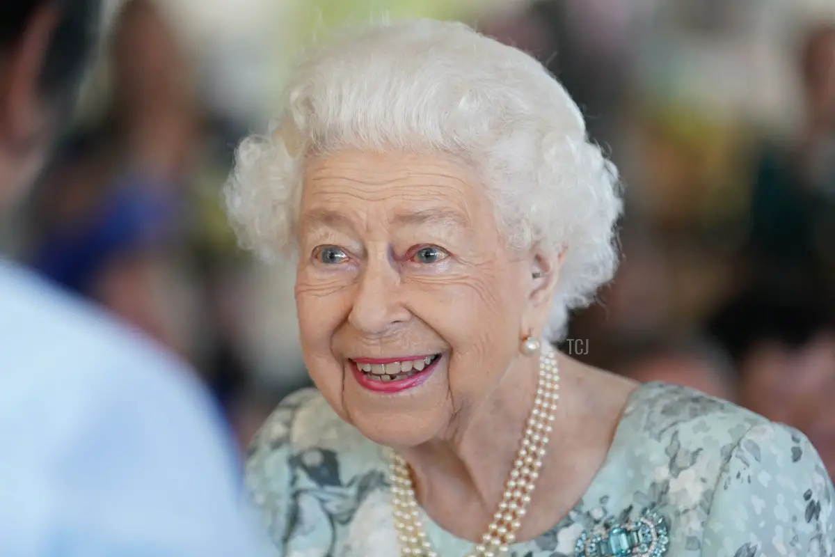 La Regina Elisabetta II nel suo vestito elegante durante un evento ufficiale