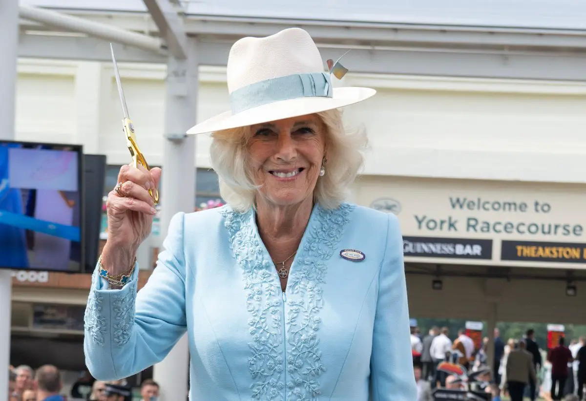 La regina Camilla inaugura lo sviluppo Bustardthorpe presso l'ippodromo di York il 24 agosto 2024 (Julian Simmonds/PA Images/Alamy)