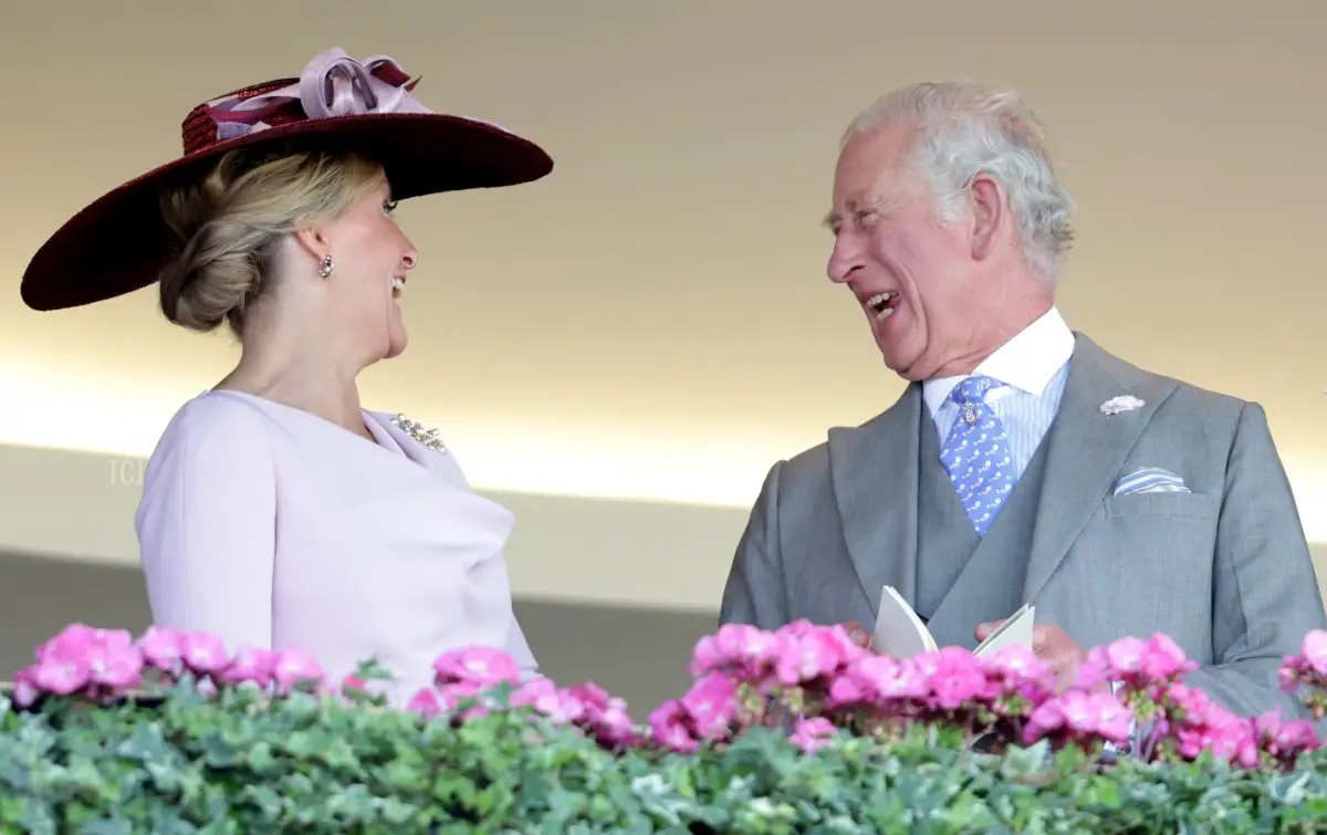 Sophie, Contessa di Wessex e il Principe Carlo, Principe di Galles condividono una risata mentre partecipano a Royal Ascot 2022 presso l'ippodromo di Ascot il 14 Giugno 2022 ad Ascot, Inghilterra